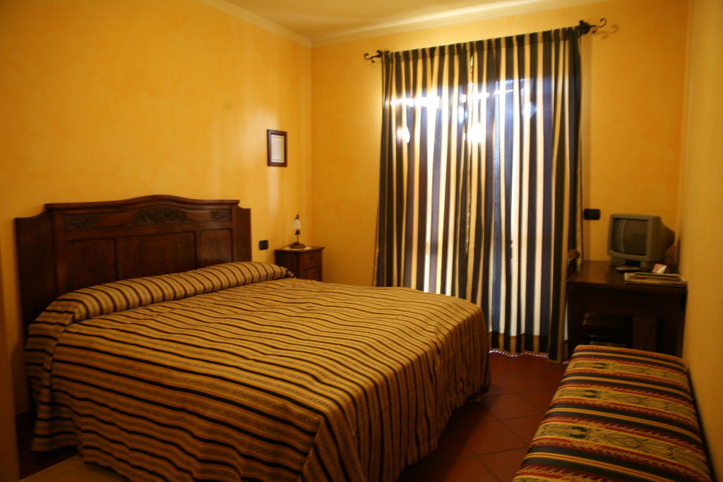 Agriturismo La Virginia Villa Revello ภายนอก รูปภาพ